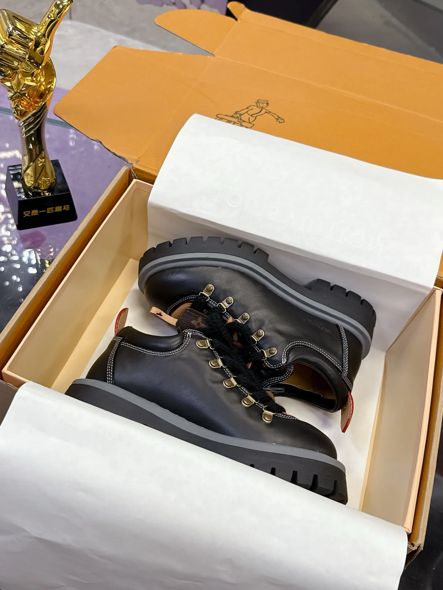 Factory price: 700💰 LV | Louis Vuitton 🧡💚2025 autumn and winter new style, top version ⚠️ The counter features the latest LV REMIX lace-up mountaineering derby shoes, new hard goods 🆕 ❥BS purchasing level! Full of high-end feel! A popular model among bloggers at home and abroad, it’s retro and fashionable, and looks stunning on your feet! Mainly recommended model on the official website★ ▪️Upper: top-quality first-layer cowhide ▪️Inner lining: imported sheepskin ▪️Outsole: original molded T men's shoes 💰U anti-slip outsole ▪️Sole height: 3.5cm ▪️Shoe size: Female 35-41 (41 customized, non-refundable) Male 39-45 (46 customized, non-refundable)